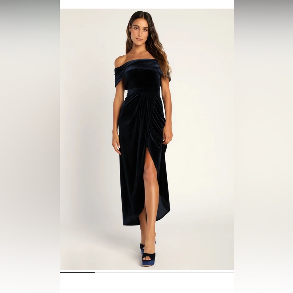 I’m enchanted:Navy blue velvet dress
